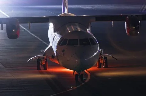 Alliance ATR 72 undershot runway after deviating from glidepath in poor weather