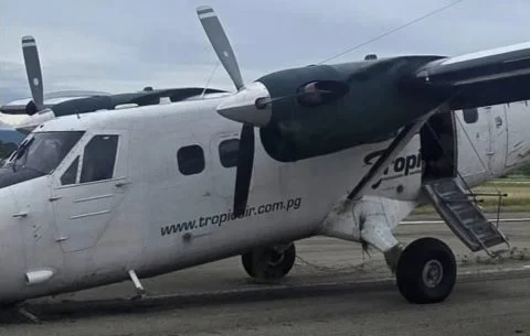 Tropicair DHC-6 Loses Nose Gear After Wet-Runway Excursion at Tapini