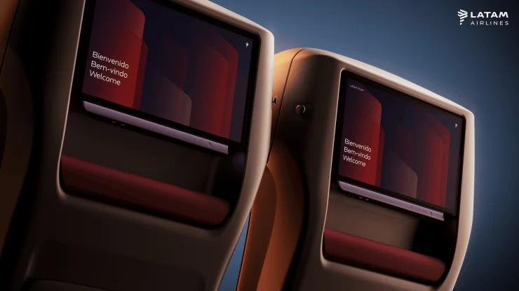 Close-up view of LATAM Airlines' Premium Comfort seats featuring integrated screens displaying 'Bienvenido, Bem-vindo, Welcome'.